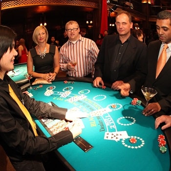 How blackjack fans differ from poker fans